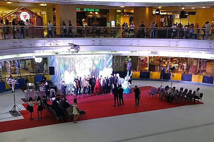 Viral acara ulang tahun di tengah arena ice skating Mall Taman Anggrek.