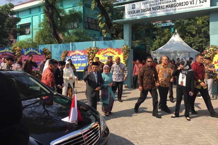 Wapres jusuf Kalla dan Mufida Jusuf Kalla hadir di prosesi akad nikah putri Gubernur Khofifah di Surabaya, Jumat (28/6/2019)