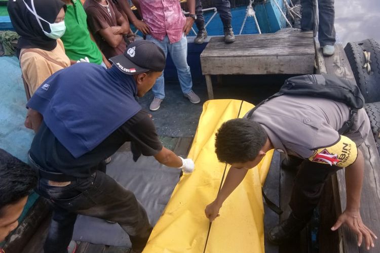 Petugas kepolisian dan warga mengevakuasi jenazah M Amri yang diduga tewas diterkam harimau di Desa Tanjung Simpang, Kecamatan Pelangiran, Kabupaten Inhil, Riau, Kamis (23/5/2019). Dok. Polres Inhil 