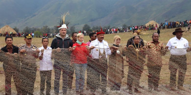 Sebuah Noken sepanjang 30 meter dinobatkan sebagai tas Noken terbesar di dunia oleh Museum Rekor Dunia-Indonesia (MURI). Tas raksasa itu ditampilkan pada acara pembukaan Festival Budaya Lembah Baliem (FBLB) di Papua, Rabu (7/8/2019). 