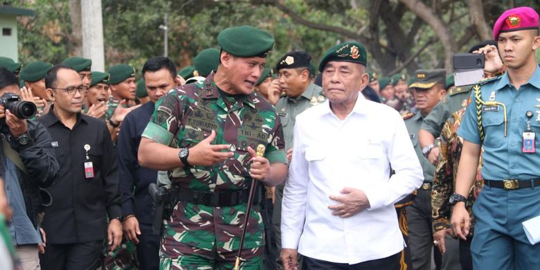 Menteri Pertahanan (Menhan) RI Jenderal TNI (Purn) Ryamizard Ryacudu (memakai kemeja putih) sedang berdiskusi dengan Panglima Divisi Infanteri (Pangdivif) 2 Kostrad, Mayjen TNI Tri Yuniarto saat melakukan kunjungan kerja di Divisi Infanteri (Divif) 2 Kostrad, Singosari, Malang, Jawa Timur, Jumat (23/8/2019). 