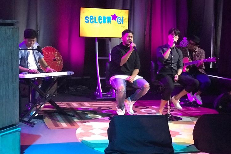 Grup band Yovie & Nuno tampil di Selebrasi yang ditayangkan dari Studio 1 Menara Kompas, Palmerah Selatan, Jakarta Pusat, Selasa (9/4/2019).