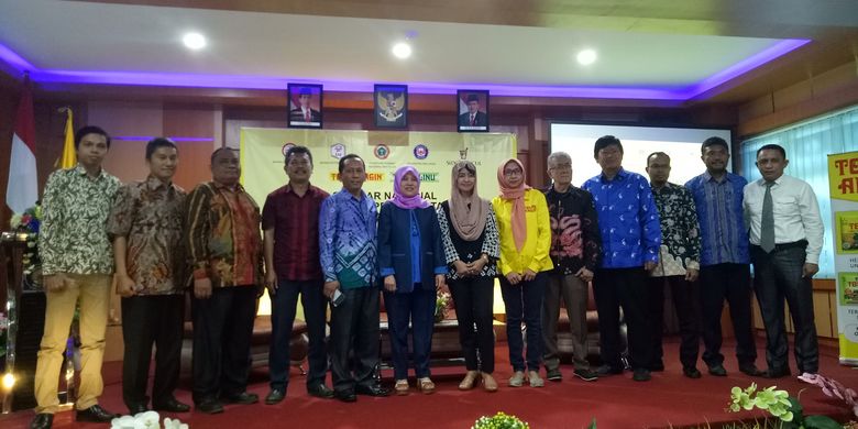 Para pembicara yang mengisi acara Seminar Herbal ke-44 yang diselenggarakan oleh Tolak Angin Sido Muncul di Aula Fakultas Kedokteran Universitas Halu Oleo, Kendari, Sulawesi Tenggara, Sabtu (27/7/2019).