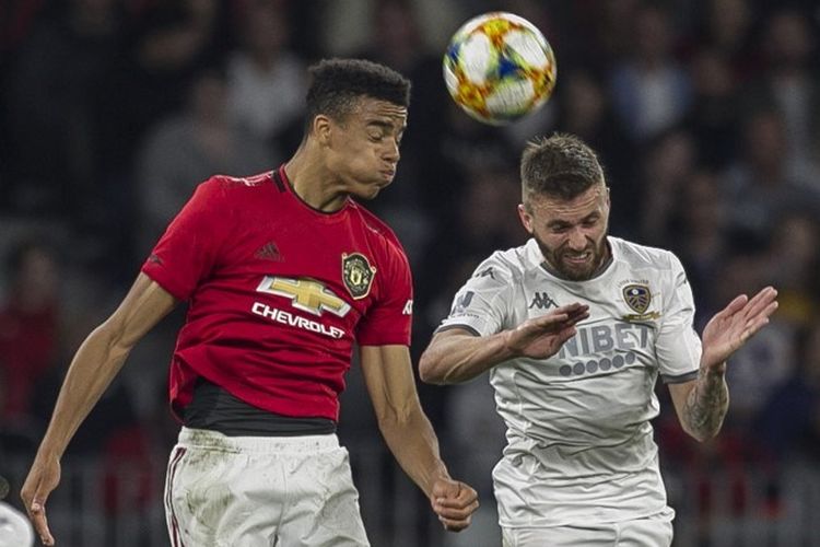 Mason Greenwood berebutan bola dengan Stuart Dallas pada laga Manchester United vs Leeds United di Perth, 17 Juli 2019. 