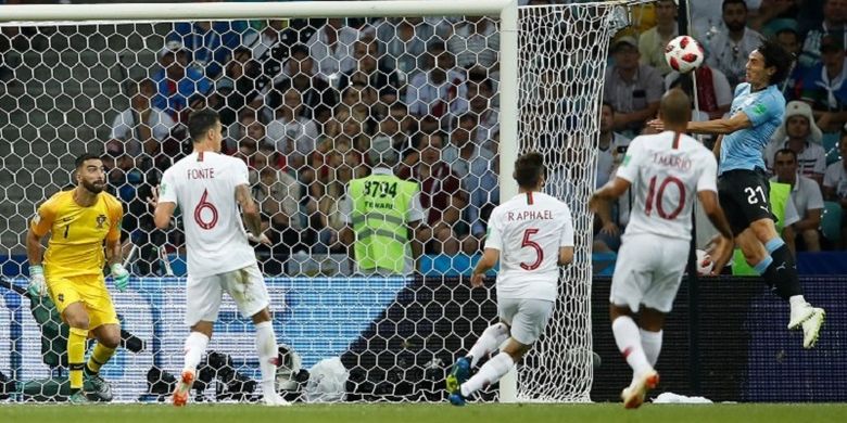 Penyerang Uruguay, Edinson Cavani, memenangi duel udara melawan para pemain bertahan Portugal pada babak 16 besar Piala Dunia 2018 di Sochi, 30 Juni 2018. 