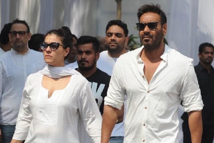 Pasangan Kajol dan Ajay Devgan melayat aktris Sridevi di tempat persemayaman di Mumbai, Rabu (28/2/2018). 