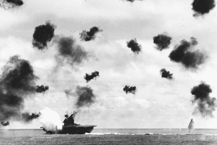 USS Yorktown terkena tembakan torpedo pesawat tempur Jepang dalam pertempuran Midway pada 4 Juni 1942.