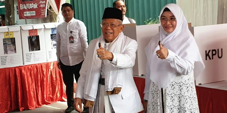 Calon wakil presiden nomor urut 01 Maruf Amin dan istri mencoblos di TPS 051, Koja, Rabu (17/4/2019). 