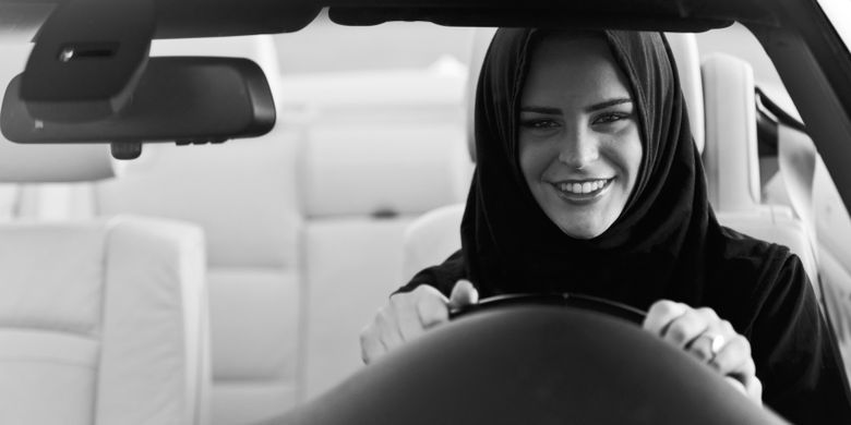 Wanita Arab Saudi sedang mengemudi.