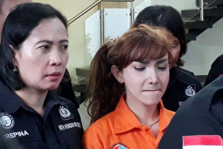 Roro Fitria (berkostum oranye) dihadirkan dalam konferensi pers pengungkapan kasus narkotika yang menjeratnya di Polda Metro Jaya, Jakarta Selatan, Kamis (15/2/2018).