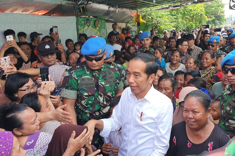 Calon presiden Joko Widodo di kampung deret, di RT 13 RW 01, Kelurahan Tanah Tinggi, Kecamatan Johar Baru, Jakarta Pusat, Selasa (12/5/2019) siang.