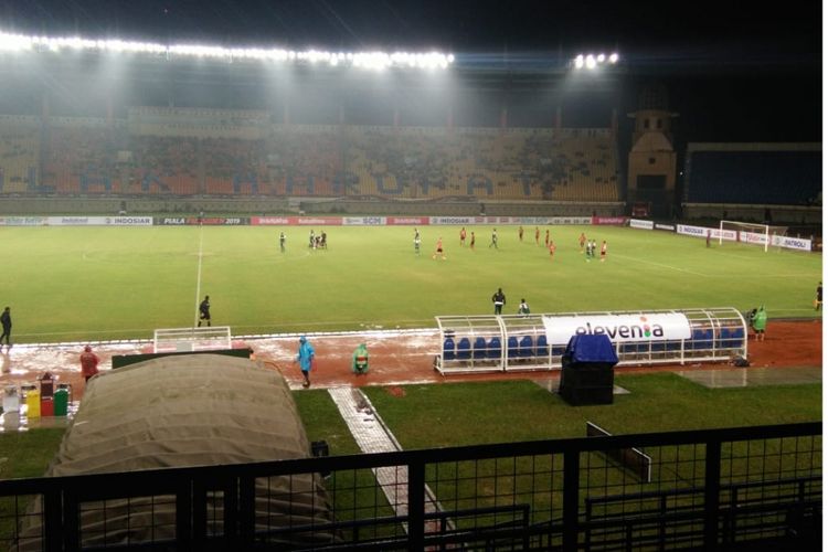 Suasana pertandingan pertama Grup A Piala Presiden 2019 antara Perseru Serui melawan Persebaya Surabaya di Stadion Si Jalak Harupat, Sabtu (03/02/2019).