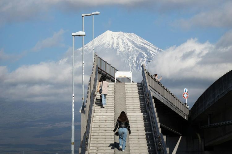 Pagar tinggi dipasang di area Mount Fuji Dream Bridge atau Jembatan Impian Gunung Fuji. (PIXABAY/TIEN NGUYEN)