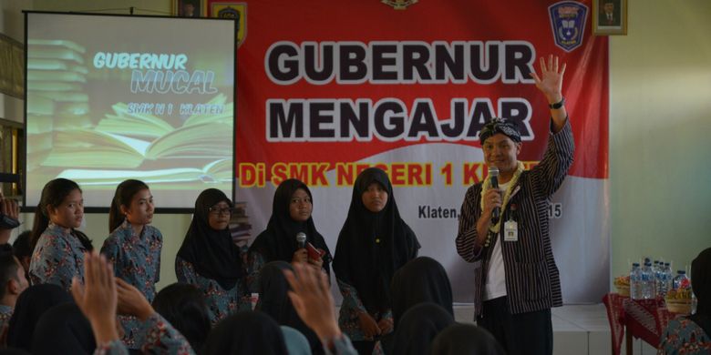 Gubernur Jawa Tengah Ganjar Pranowo mengeluarkan beberapa peraturan untuk melestarikan bahasa dan kebudayaan Jawa Tengah.