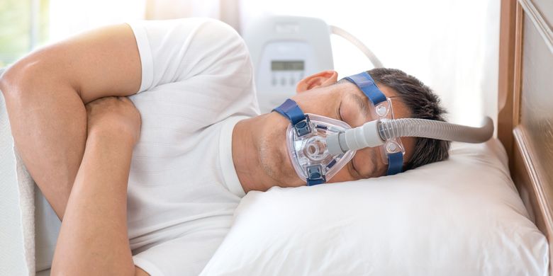 Ilustrasi terapi mendengkur menggunakan CPAP.