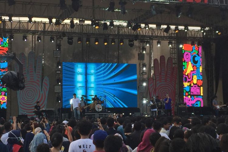 Kahitna tampil pada hari ketiga Syncronize Fest 2017 di Gambir Expo Kemayoran, Jakarta, Minggu (8/10/2017).