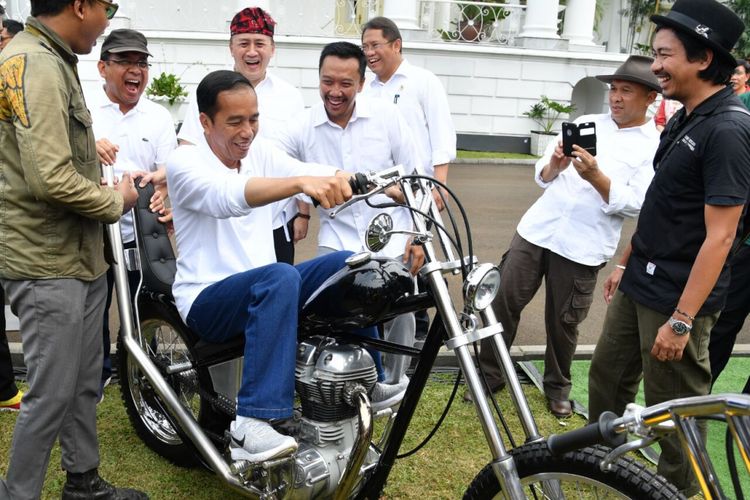 Presiden Indonesia Joko Widodo menjajal motor kustom Chopperland di Istana Bogor saat perayaan Hari Sumpah Pemuda, Sabtu (28/10/2017).