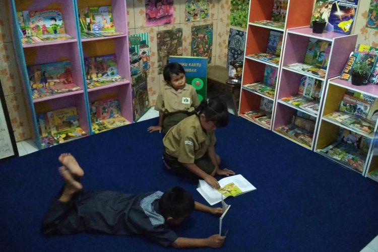 Anak-anak sedang membaca di Kampung Baca yang didirikan oleh kaum ibu Kelurahan Kedungsari, Kecamatan Magelang Utara, Kota Magelang, Selasa (5/12/217).