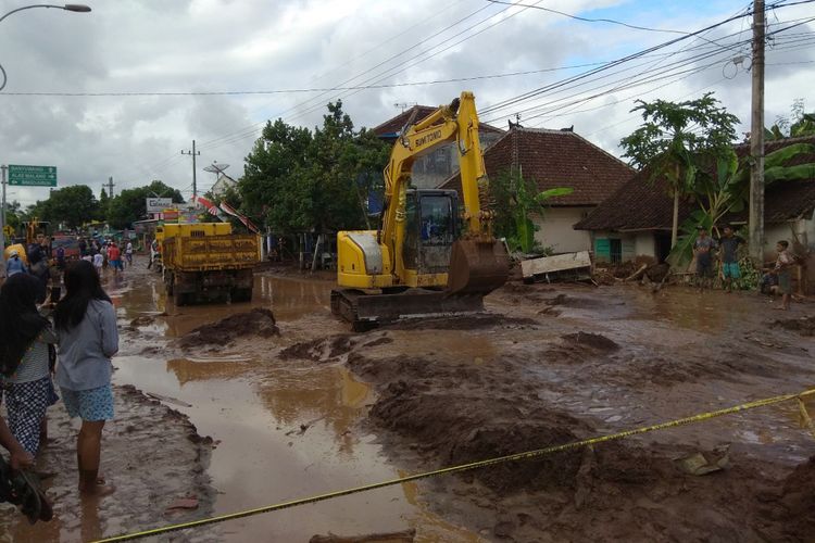 Alat berat diturunkan untuk membersihkan material lumpur di Desa Alasmalang, Kecamatan Singojuruh, Banyuwangi Jumat (22/6/2018).