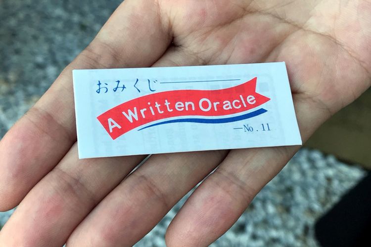 Benda lainnya adalah secarik kertas yang tertulis ramalan untuk Anda.