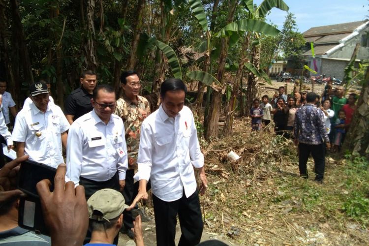 Presiden Joko Widodo saat kunjungan ke Yogyakarta menyempatkan diri mengunjungi proyek dana desa pembangunan saluran irigasi tersier di Desa Sendangtirto, Kecamatan Berbah, Sleman, Rabu (29/8/2018).