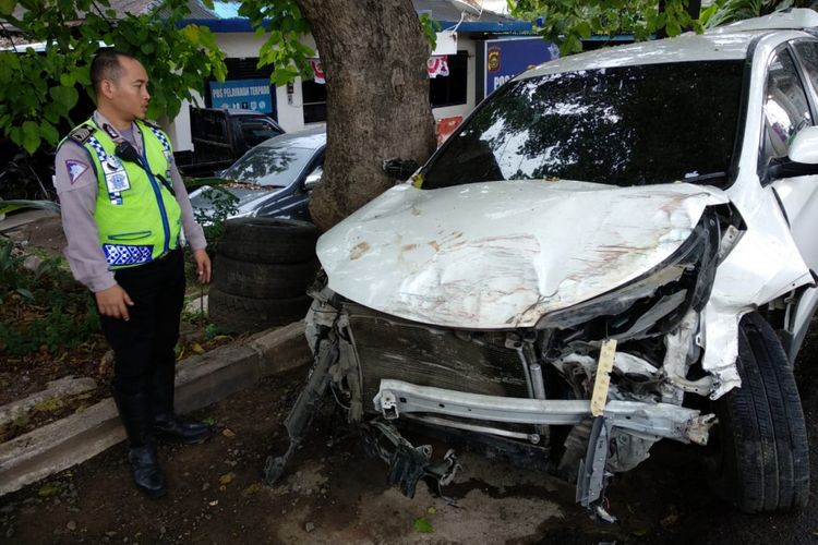Honda CRV yang mengalami kecelakaan tunggal dan menghantam tiga warung hingga roboh di Palembang.