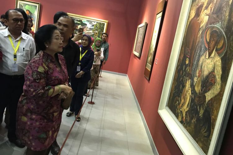 Presiden kelima RI Megawati Soekarnoputri saat mengunjungi pameran lukisan koleksi Istana Presiden di Galeri Nasional, Jakarta, Kamis (10/8/2017).