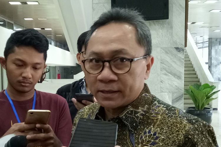 Zulkiifli Hasan di Kompleks Parlemen, Senayan, Jakarta, Senin (9/10/2017)