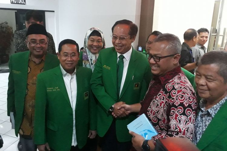 Politisi Partai Persatuan Pembangunan Djan Faridz (jas hijau, tengah) bersalaman dengan Ketua Komisi Pemilihan Umum, Arief Budiman, usai audiensi di kantor KPU, Jakarta, Senin (9/10/2017).