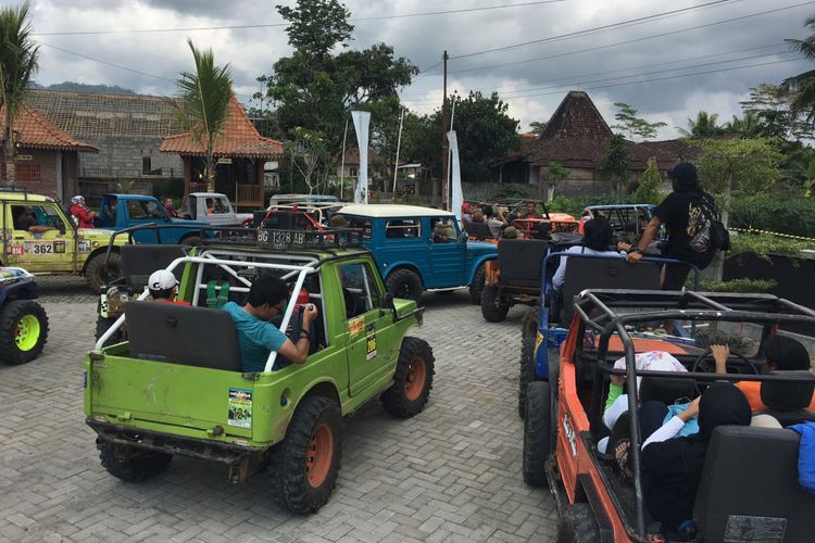 Menelusuri Desa Wisata Nglinggo menggunakan mobil sport utility vehicle di Jalur Bedah Menoreh, Kabupaten Kulon Progo, Yogyakarta, Sabtu (4/11/2017).