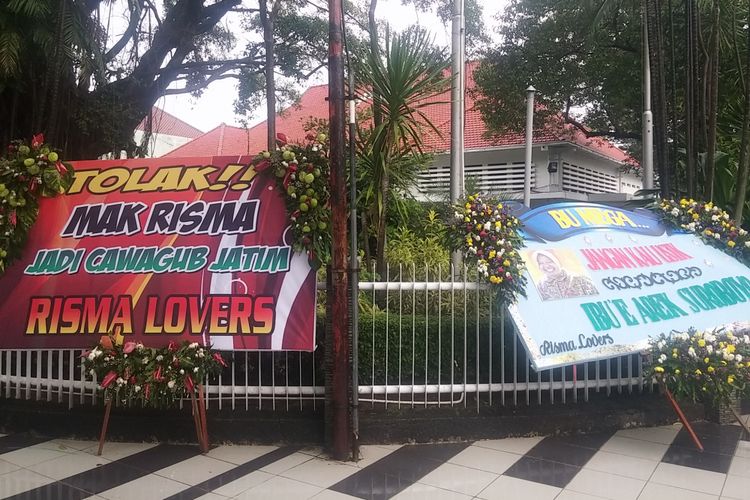 Karangan bunga di pagar rumah dinas Wali Kota Surabaya Tri Rismaharini.