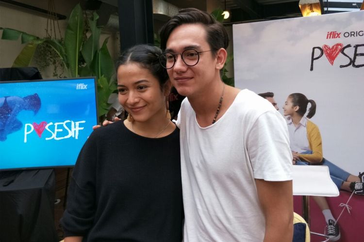 Putri Mirano dan Adipati Dolken saat jumpa pers peluncuran film Iflix Original: Posesif di Hotel Monopoli, Kemang, Jakarta Selatan, Rabu (7/3/2018).