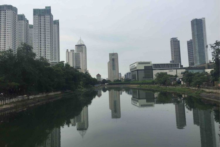 Waduk Melati di Jakarta Pusat dijadikan lokasi pre wedding sejumlah pasangan. Penggunaan lokasi tersebut diberikan secara gratis, Selasa (13/3/2018).