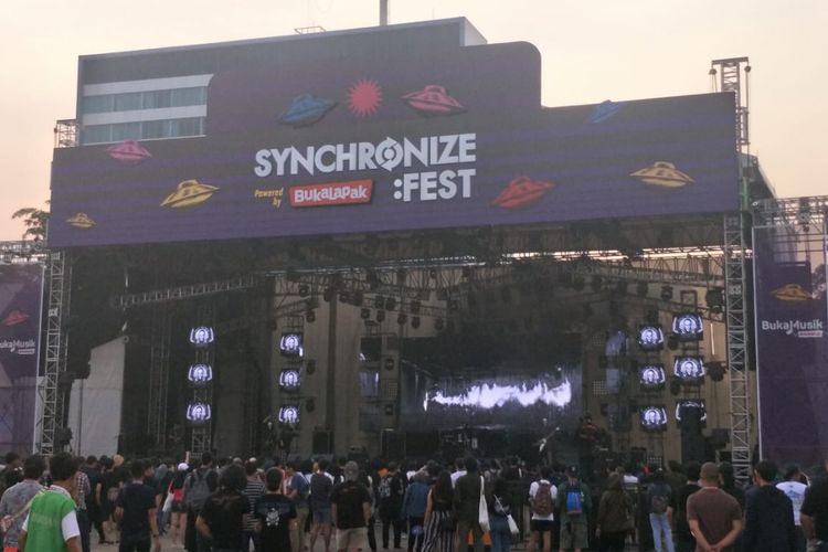 Dynamic Stage digelar di perhelatan musik Synchronize Festival yang diadakan di Gambir Expo Kemayoran, Jakarta Pusat, selama tiga hari berturut-turut, mulai 5 hingga 7 Oktober 2018.