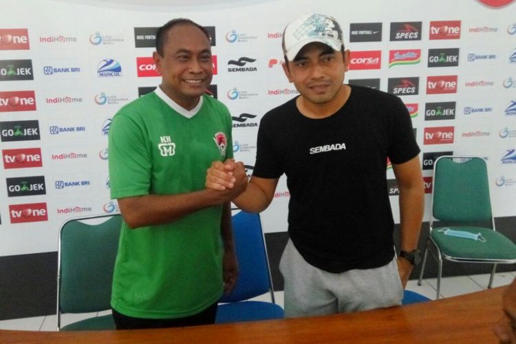 Pelatih PSS Sleman Seta Nurdiyantara saat foto bersama dengan Pelatih Kalteng Putra Kas Hartadi di Stadion Maguwoharjo.