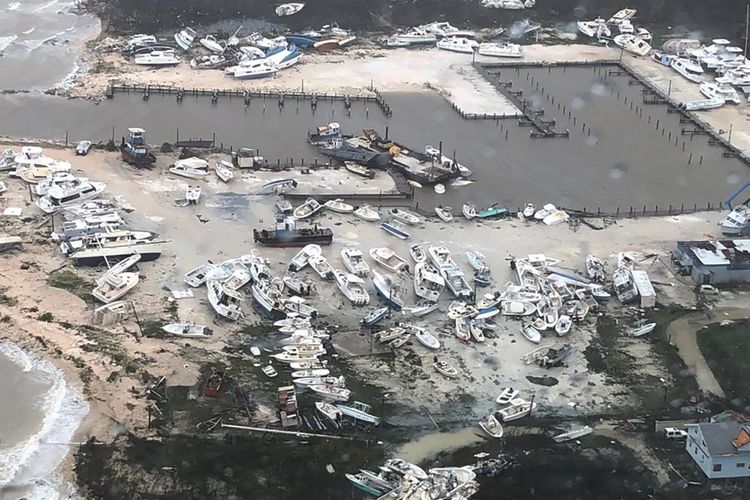 Kondisi kawasan salah satu dermaga di Bahama setelah terjangan badai Dorian, banyak perahu terdampar memasuki kawasan daratan