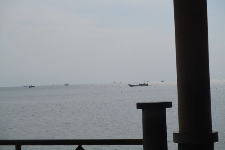 Pemandangan dari Dermaga Pantai Kartini
