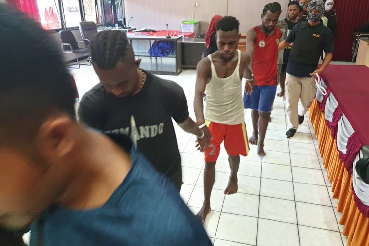 Para tersangka kerusuhan di Kota Jayapura pada 29 Agustus, yang kini ditahan di Mapolda Papua, Kota Jayapura, Sabtu (31/08/2019)