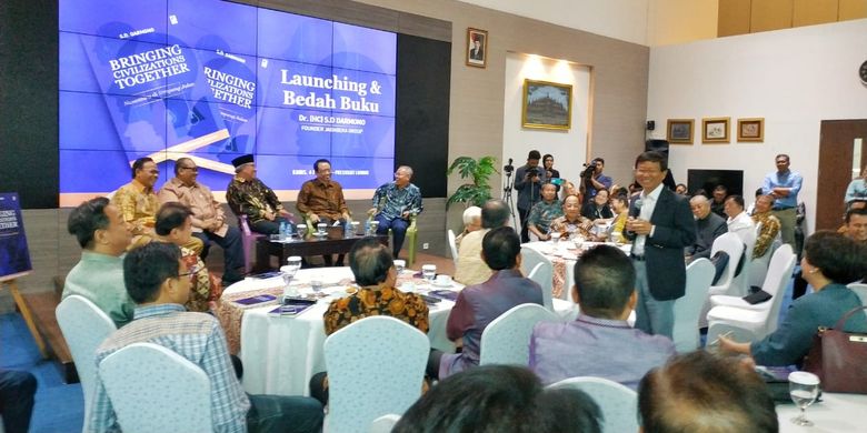Acara launching dan bedah buku Bringing Civilization Together: Nusantara di Simpang Jalan karya SD Darmono di Menara Batavia, Jakarta (4/7/2019). 