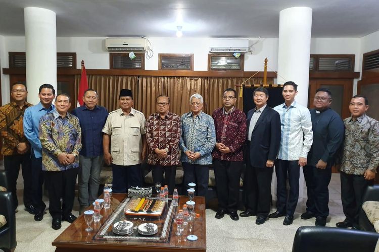 Calon Presiden nomor urut 02 Prabowo Subianto bertemu dengan Ketua Konferensi Waligereja Indonesia (KWI) sekaligus Uskup Agung Jakarta Mgr Ignatius Suharyo, Selasa (16/4/2019) sore.