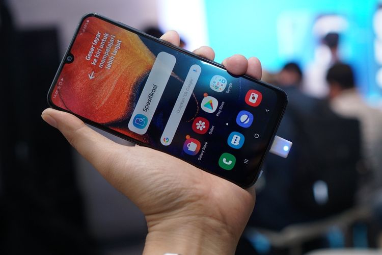 Samsung Galaxy A50 menggunakan layar Infinity-U selebar 6,4 inci dan pemindai sidik jari di dalam layar.
