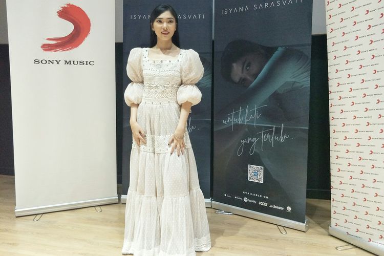 Penyanyi Isyana Sarasvati dalam peluncuran single terbarunya berjudul Untuk Hati yang Terluka di CGV FX Sudirman, Jakarta Selatan, Senin (2/9/2019).