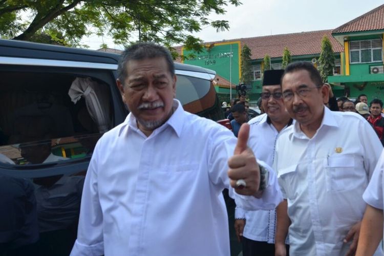 Wakil gubernur Jawa Barat Deddy Mizwar seusai kunjungan kerja ke SMKN 1 Garut.