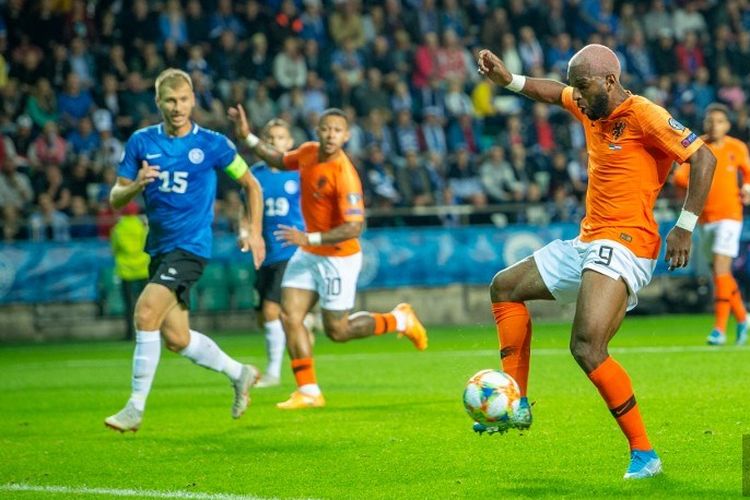 Ryan Babel tengah mengontrol bola pada pertandingan Estonia vs Belanda dalam kualifikasi Euro 2020 di Stadion A Le Coq, Talinn, 9 September 2019. 