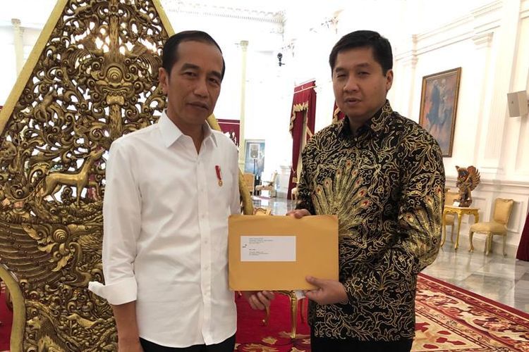 Maruarar Sirait menyerahkan laporan penyelenggaraan Piala Presiden 2018 kepada Presiden Joko Widodo, 16 Juli 2018.