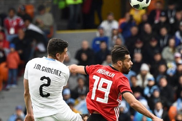 Bek Uruguay Jose Gimenez berduel udara dengan bek Mesir Abdallah Said pada laga Grup A Piala Dunia 2018 di Yekaterinburg, 15 Juni 2018. 