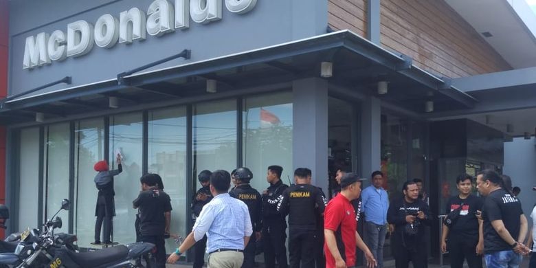 Suasana di restoran cepat saji McDonalds usai dilempari batu dan dicoret oleh beberapa oknum saat peringatan hari buruh di Makassar, Rabu (1/5/2019).