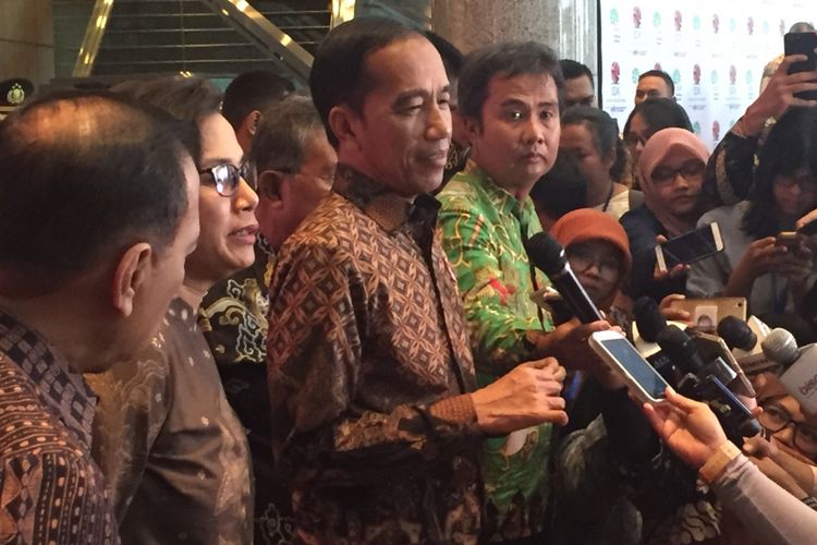 Presiden Joko Widodo bersama sejumlah menterinya saat menghadiri penutupan perdagangan 2017 di gedung Bursa Efek Indonesia, Jumat (29/12/2017). 