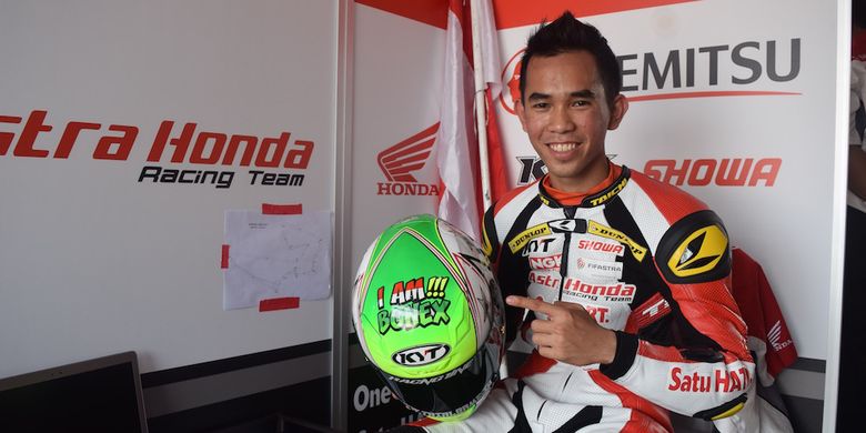 Pebalap Astra Honda Racing Team, Gerry Salim, berpose dengan helm bertuliskan I am Bonex, saat berada di paddock Sirkuit Johor, setelah menyelesaikan sesi pemanasan nomor Asia Production 250cc seri pertama Asia Road Racing Championship, Minggu (2/4/2017).