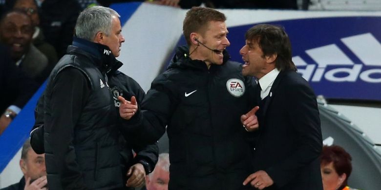 Manajer Manchester United, Jose Mourinho (kiri), saat beradu argumen dengan pelatih Chelsea, Antonio Conte.